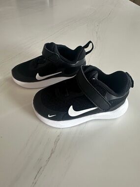 New Nike Revolution Toddler Black and White Velcro Strap Sneakers